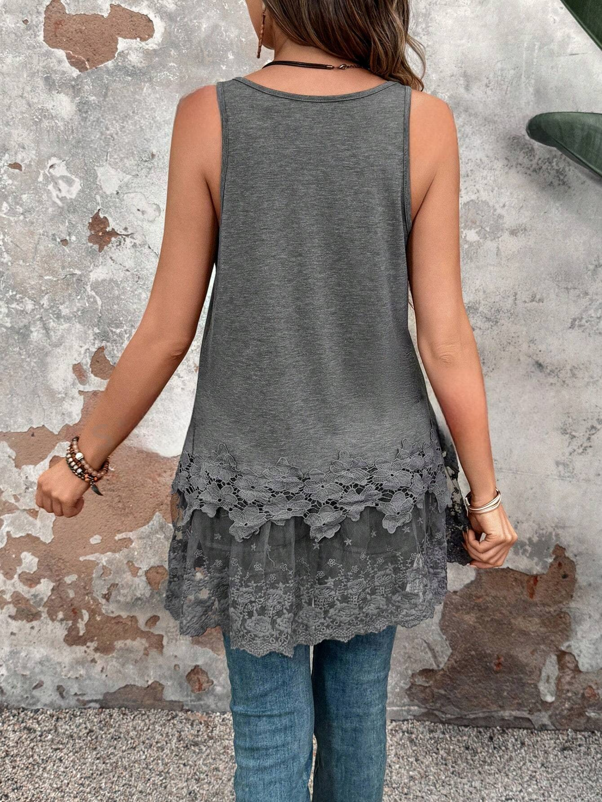 Maglietta lunga a canotta in pizzo a contrasto