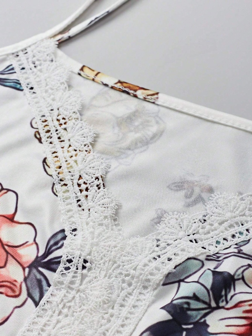 Top in a cammeo in pizzo a spacco con stampa floreale per tempo libero e vacanze