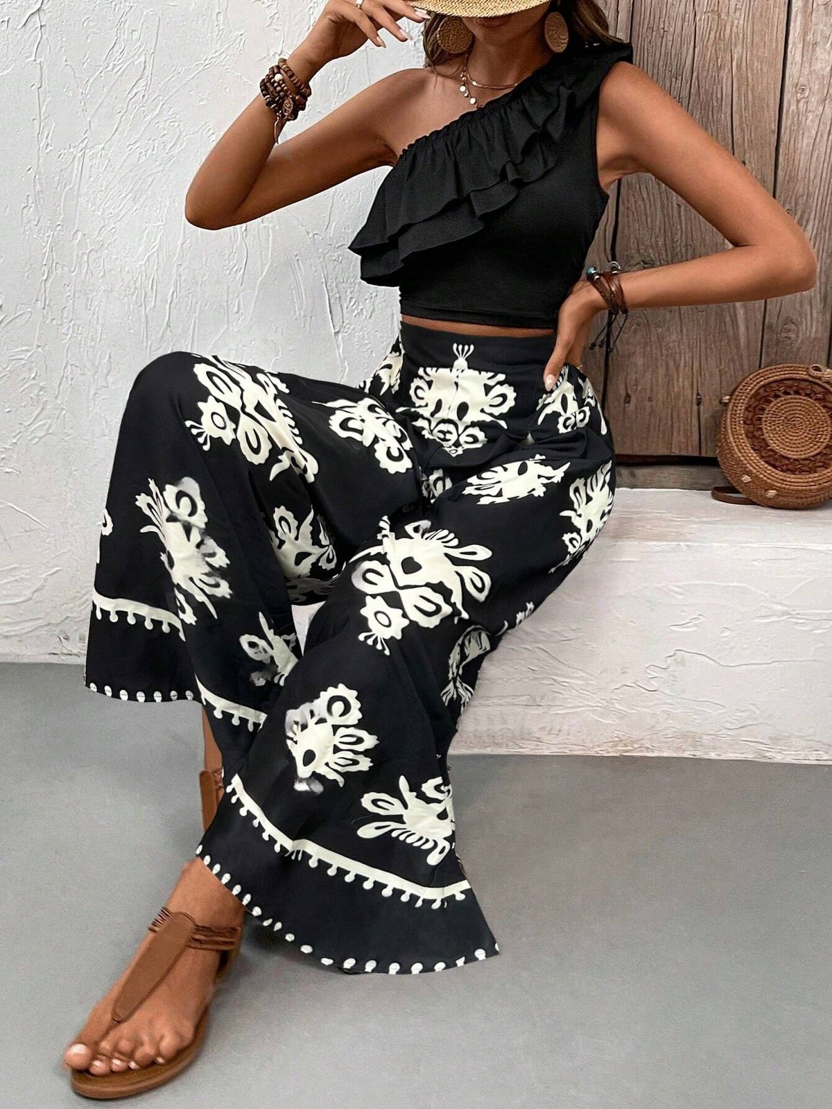 Top canotta asimmetrica con volant e spallina singola e pantaloni a gamba larga con stampa hawaiana