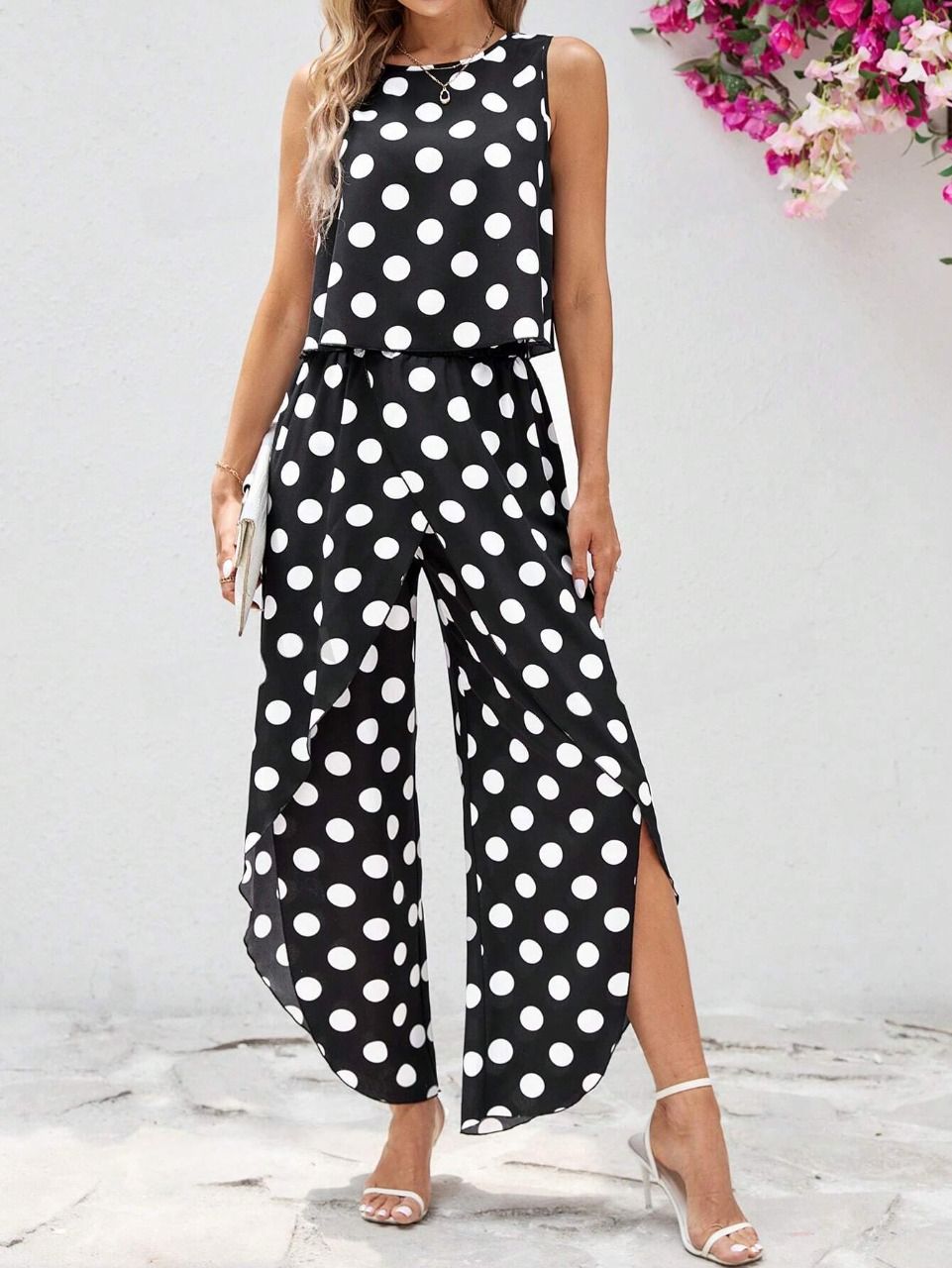 Top di stile vacanziero elegante stampato a pois per signore con pantaloni a gamba larga con spacco avanti