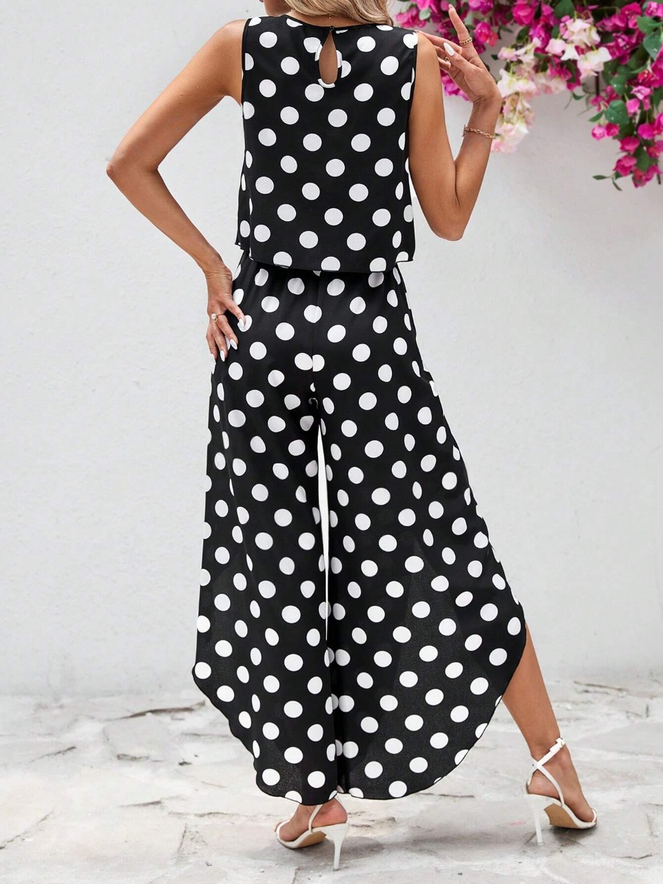 Top di stile vacanziero elegante stampato a pois per signore con pantaloni a gamba larga con spacco avanti