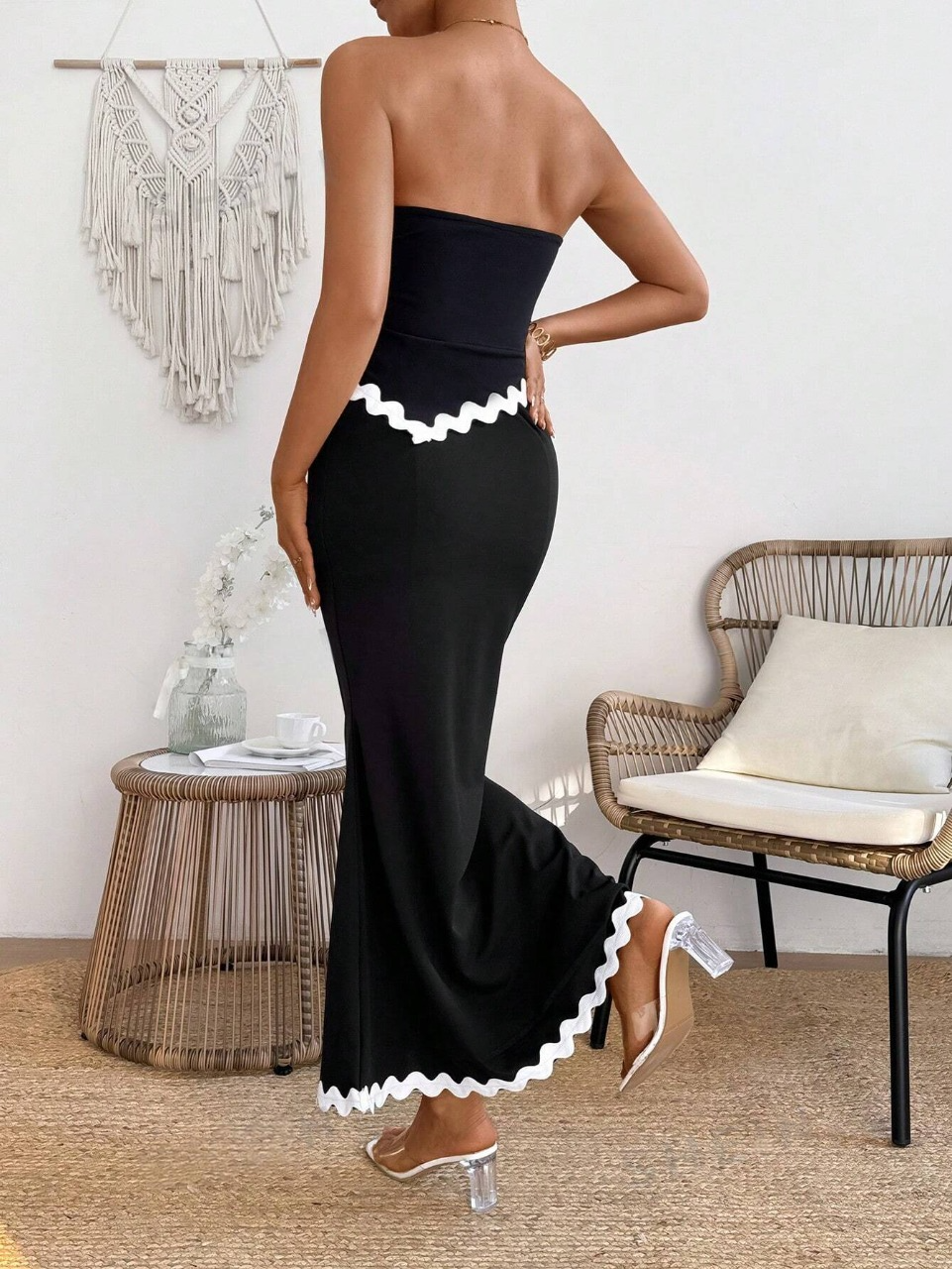 Set A Due Pezzi In Block Dei Colori Per Donna, Composto Da Top Senza Spalline E Gonna A Sirena