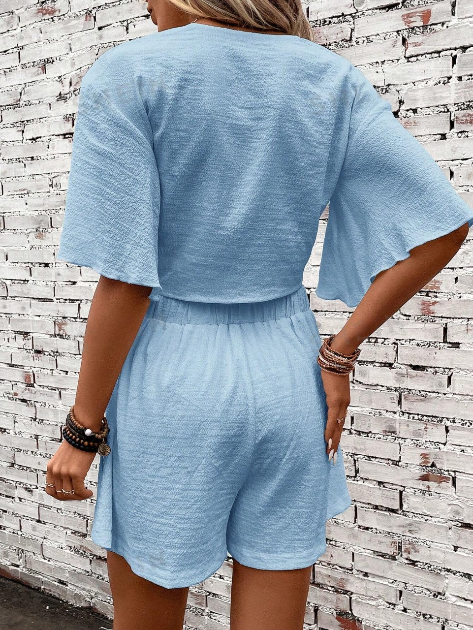 Top Con Maniche A Farfalla E Nodo Frontale, E Shorts