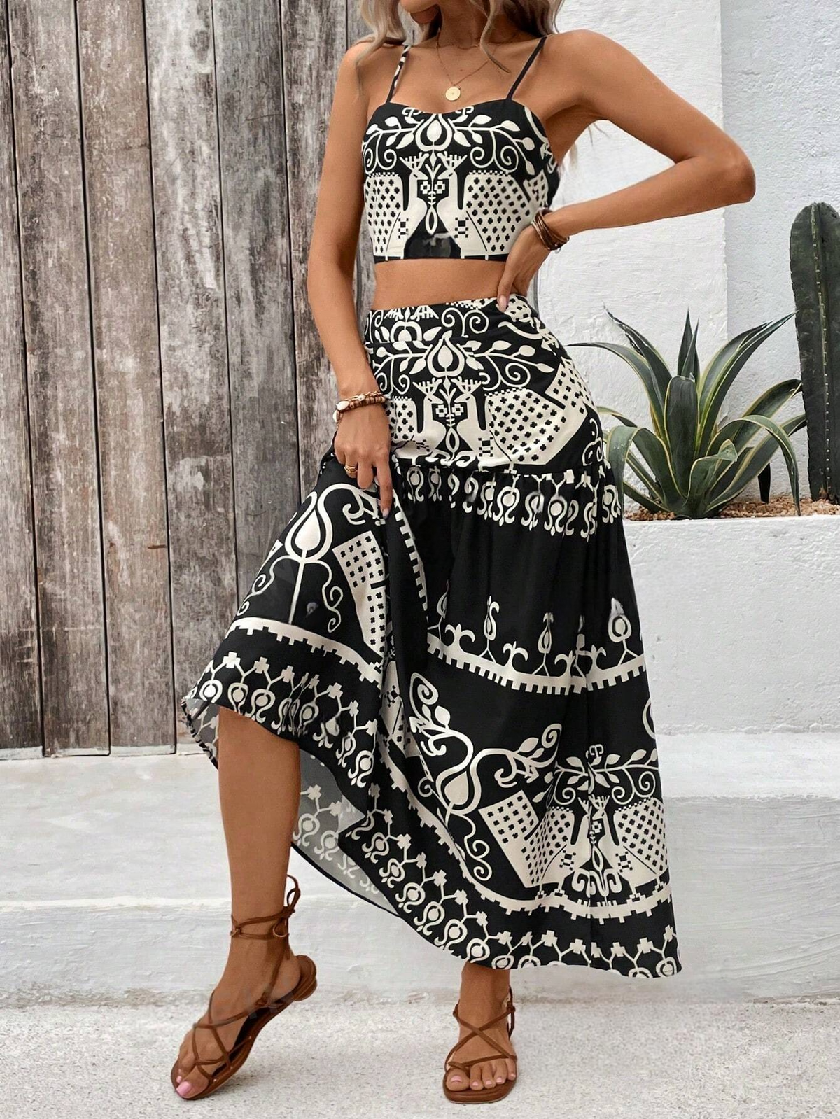 Set di due pezzi con abito a spaghetti con stampa vintage per le vacanze estive