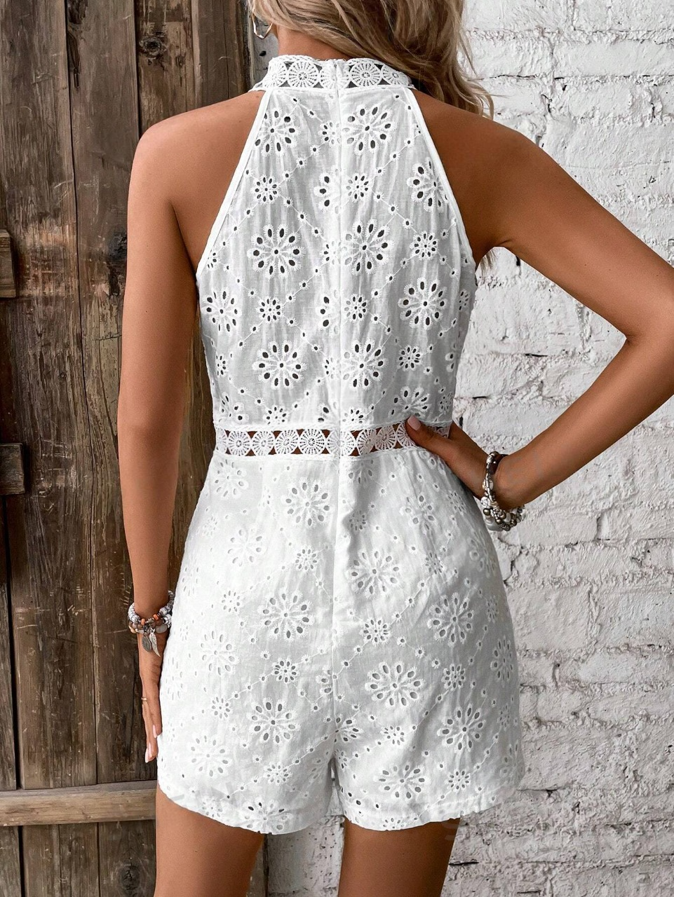 Tutina ricamo ad occhielli zip retro con collo halter