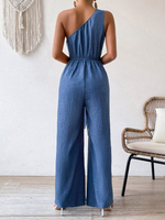 Tuta a gamba larga effetto jeans con design a spalle scoperte, cintura in vita e un solo spallino