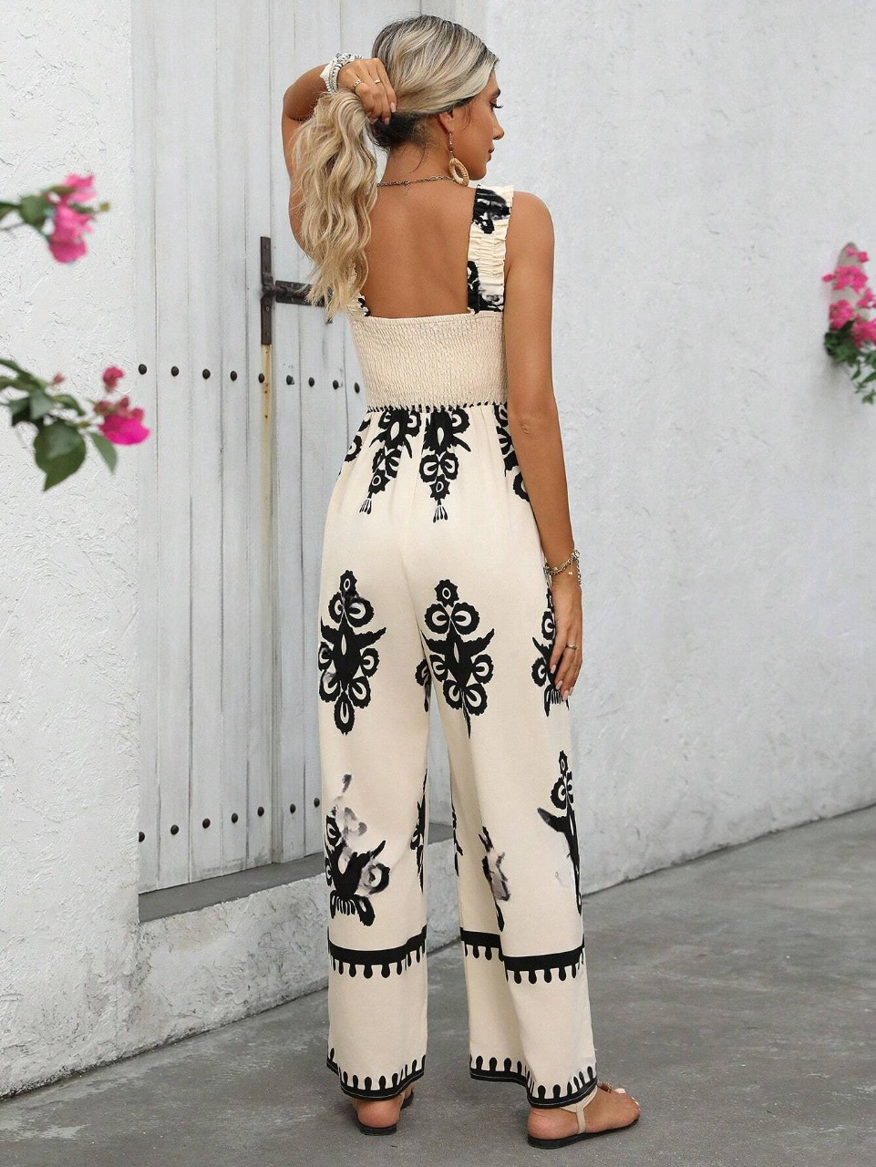 Tuta estiva a gamba larga con stampa floreale a vita alta e bretelle incrociate dietro per donna