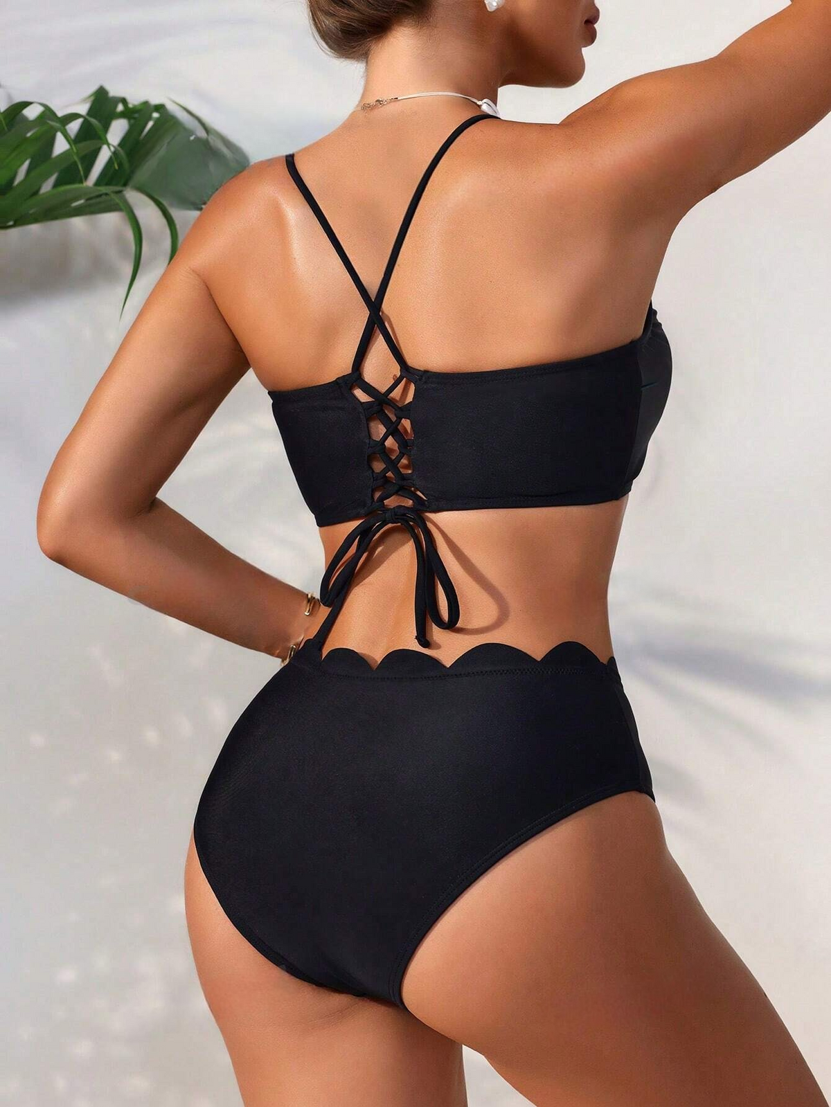 Set bikini solido con orlo a scallop per donne adatto alle vacanze estive in spiaggia