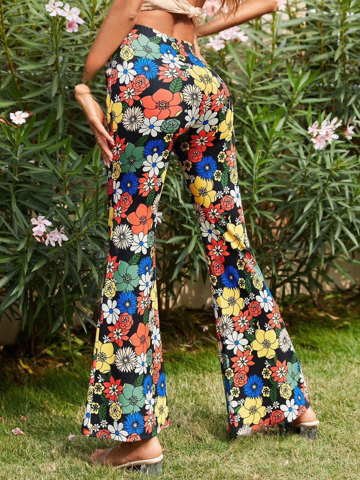 Pantaloni con gamba svasata con stampa floreale