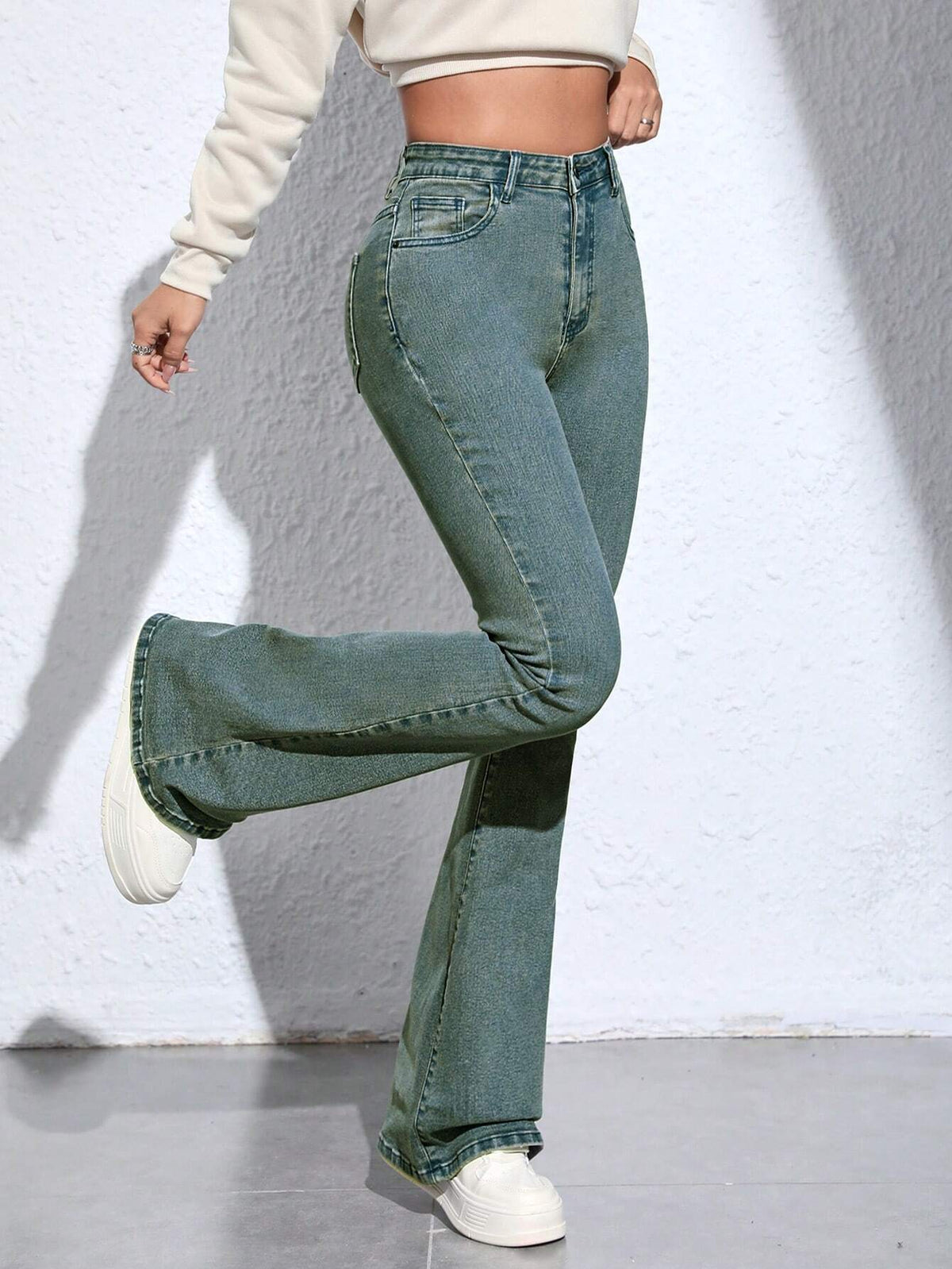 Jeans a gamba svasata vita alta