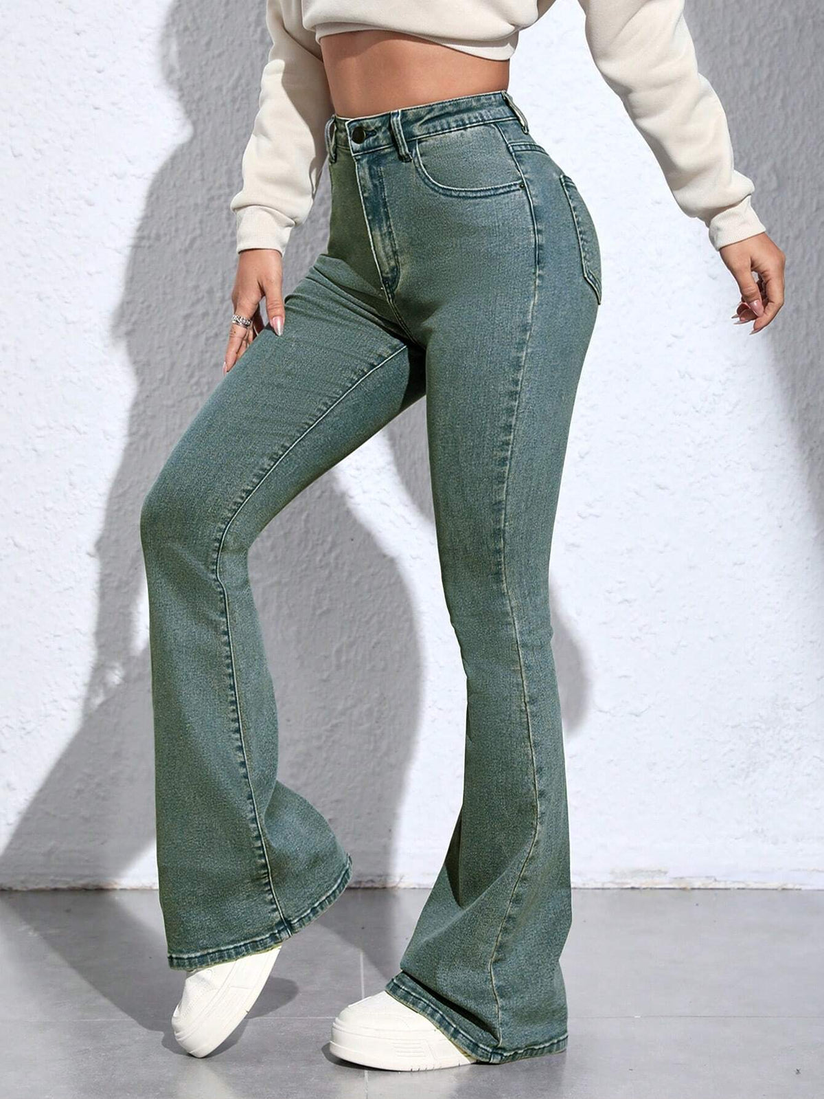 Jeans a gamba svasata vita alta