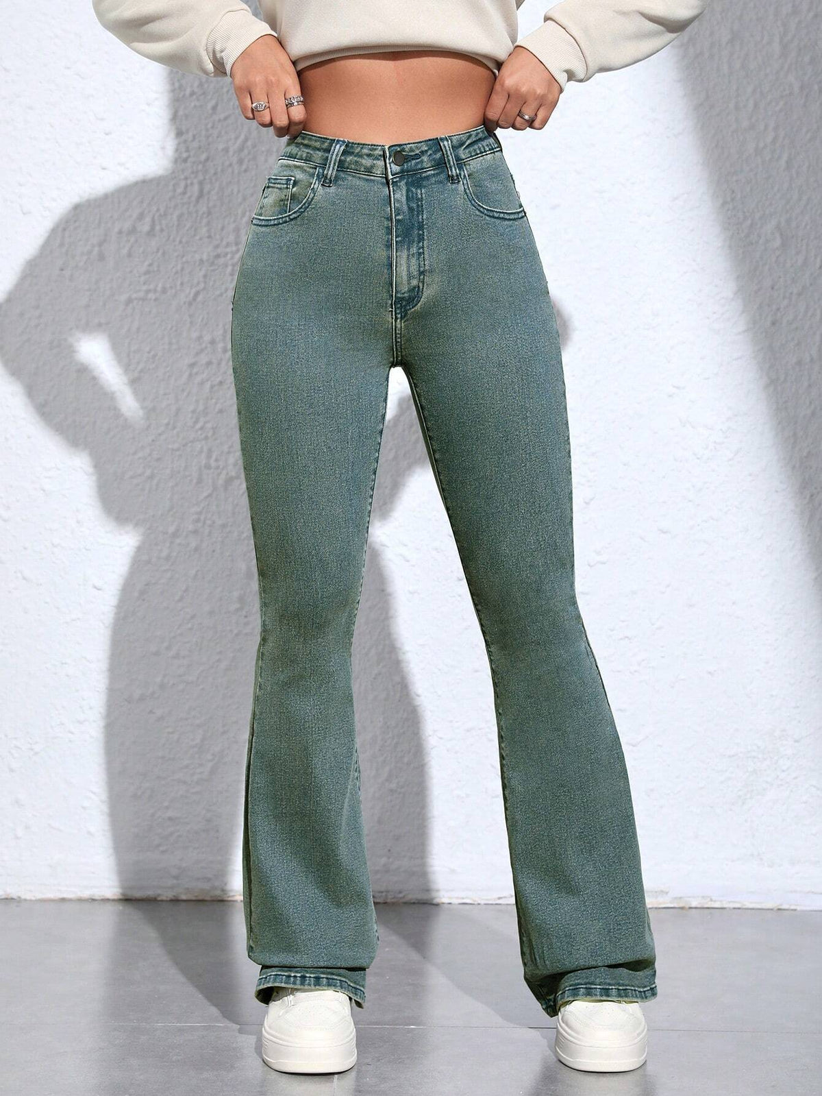 Jeans a gamba svasata vita alta