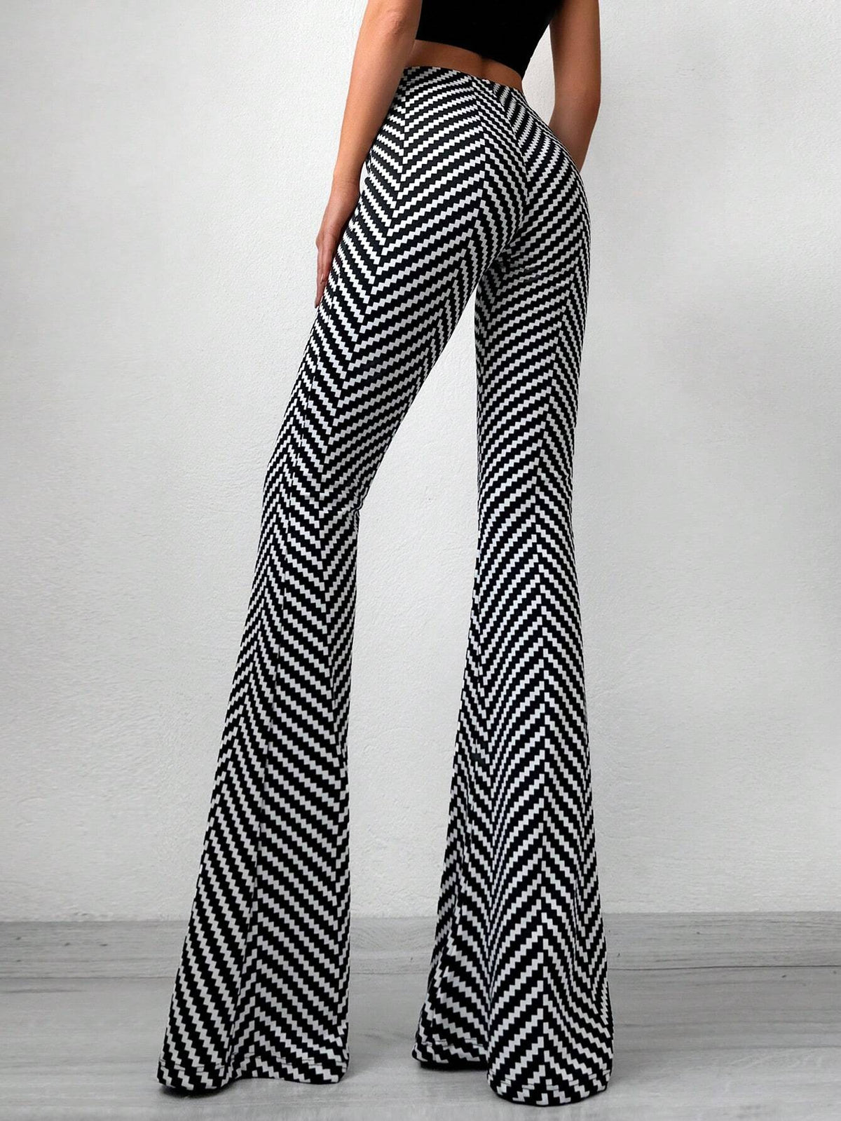 Pantaloni svasati con stampa chevron