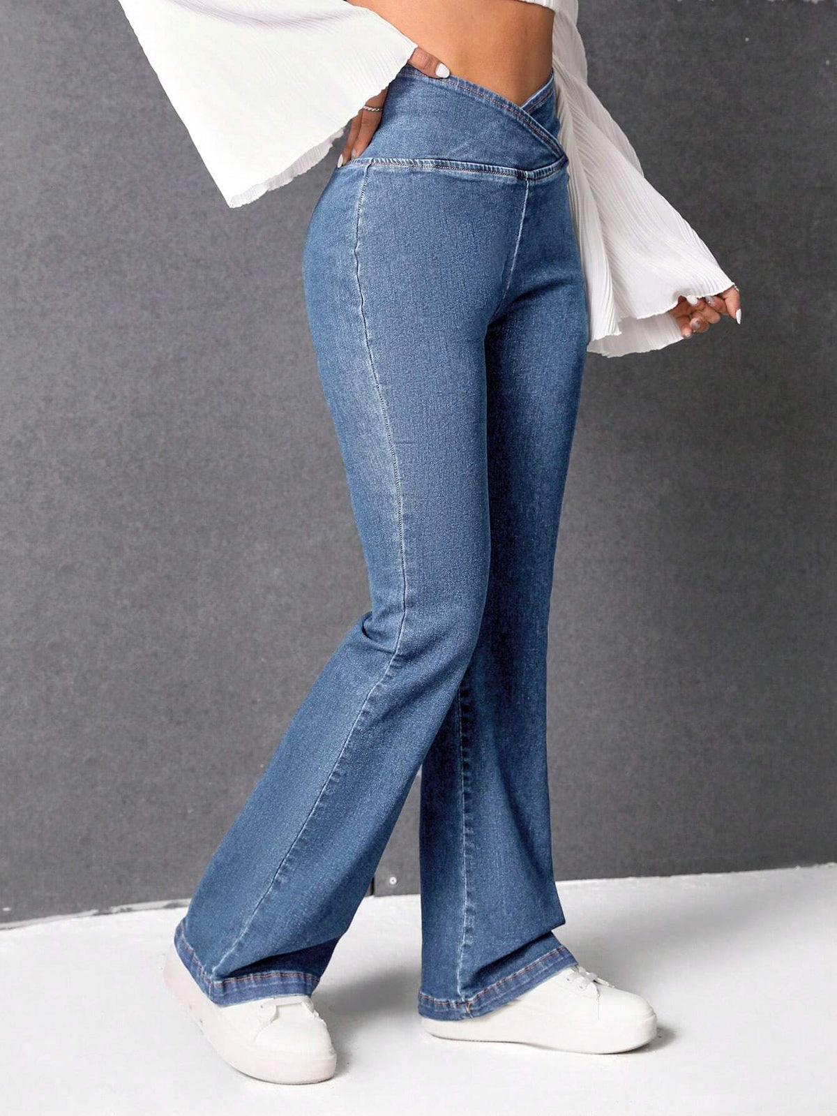 Jeans Da Donna Con Gamba Svasata A Vita Sovrapposta Estiva