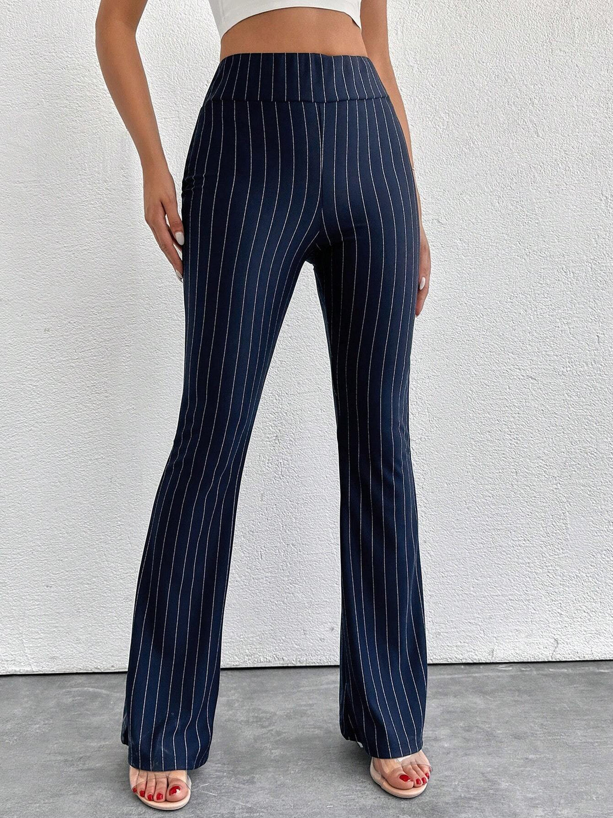 Pantaloni a zampa d'elefante in vita alta e lunghezza extra alta