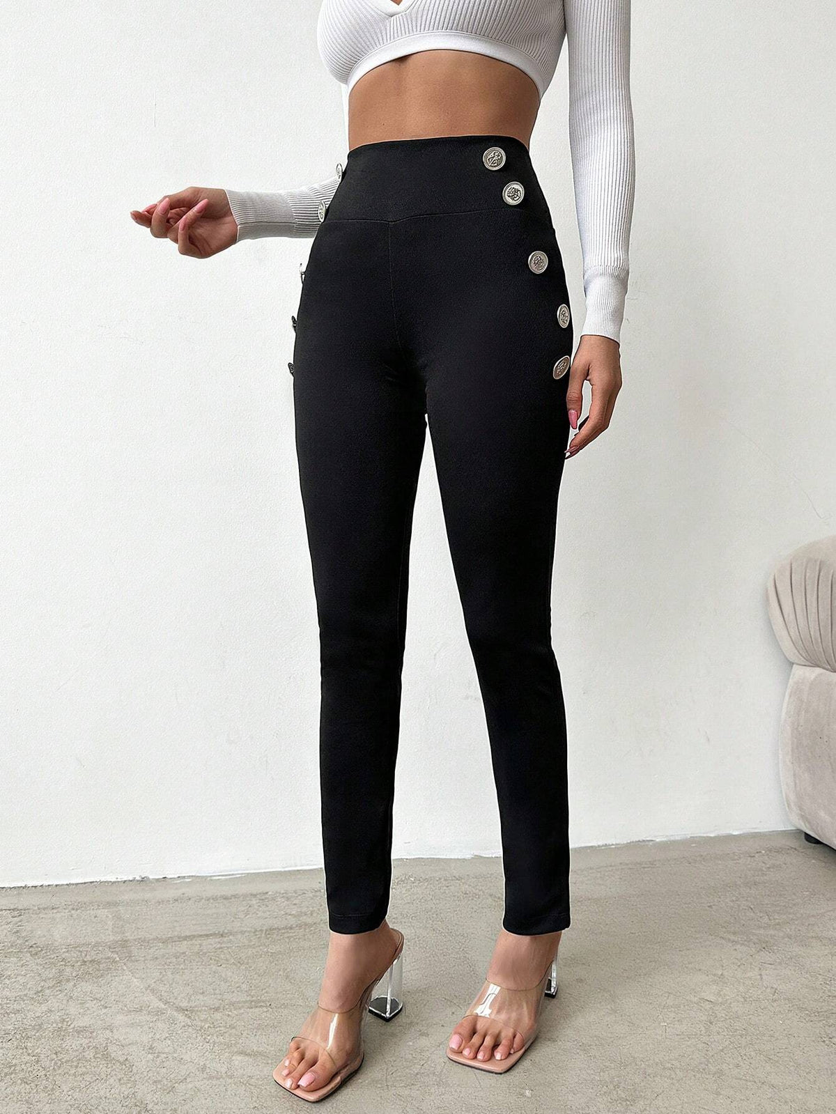 Pantaloni aderente vita alta dettaglio bottone