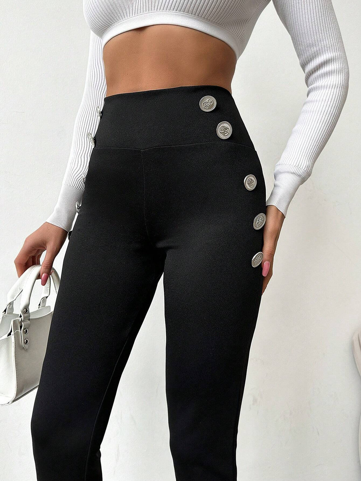 Pantaloni aderente vita alta dettaglio bottone