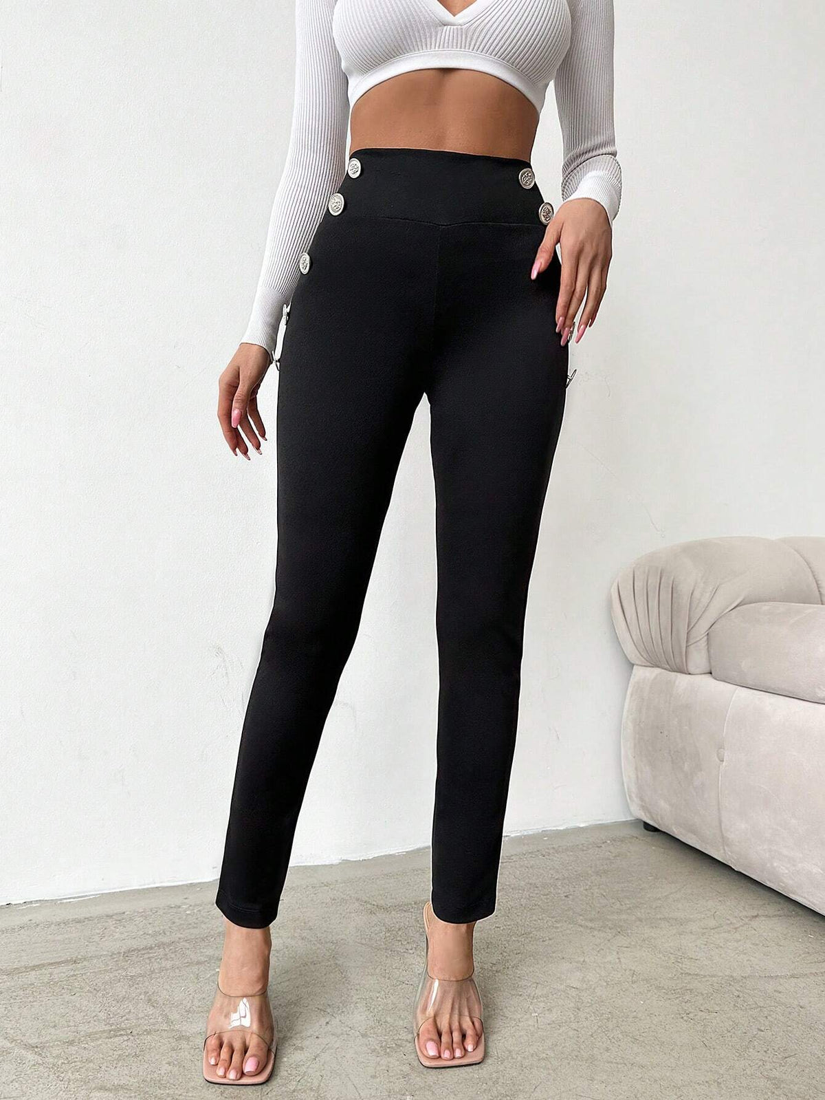 Pantaloni aderente vita alta dettaglio bottone