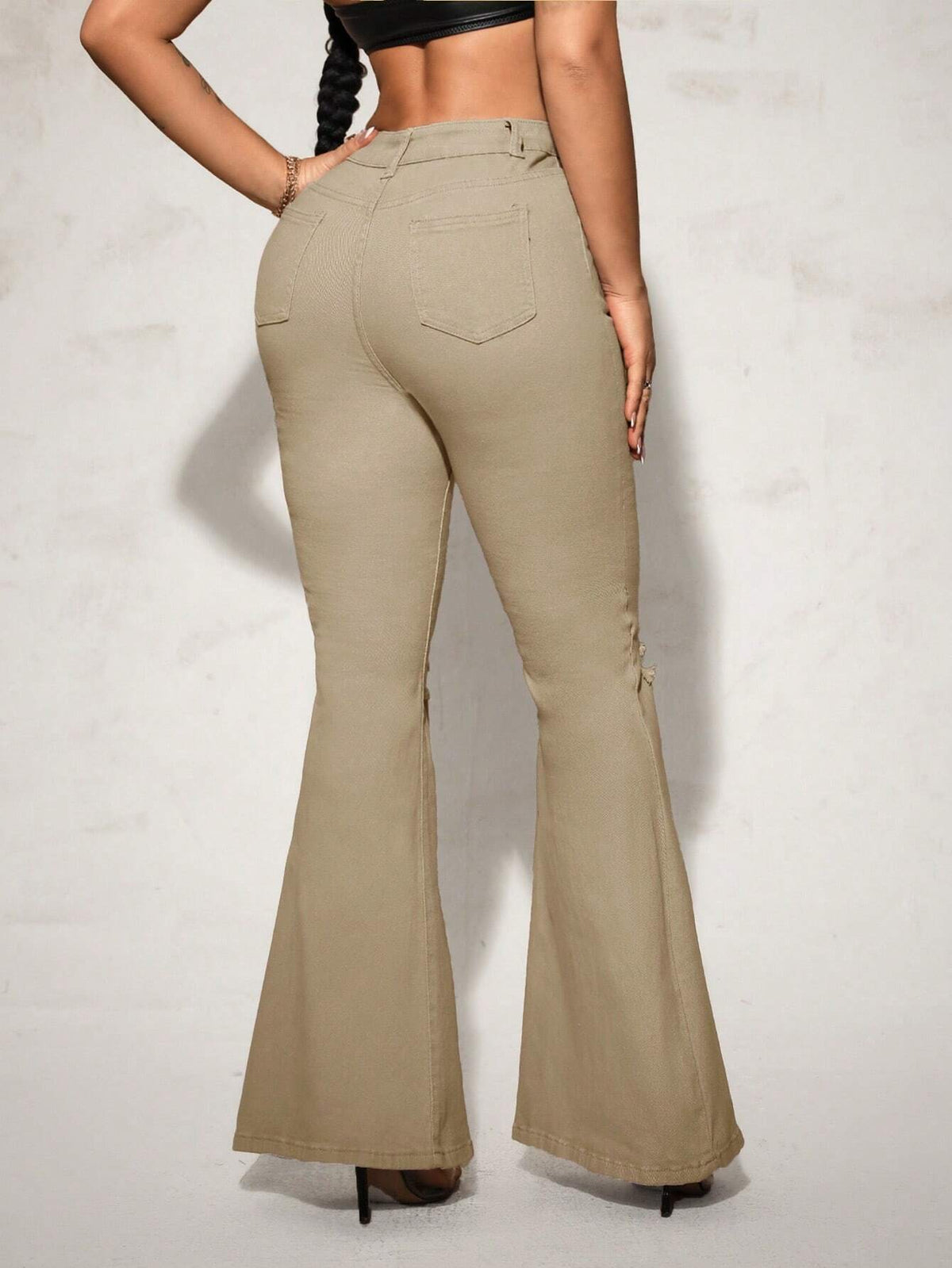 Jeans a gamba svasata vita alta con strappati