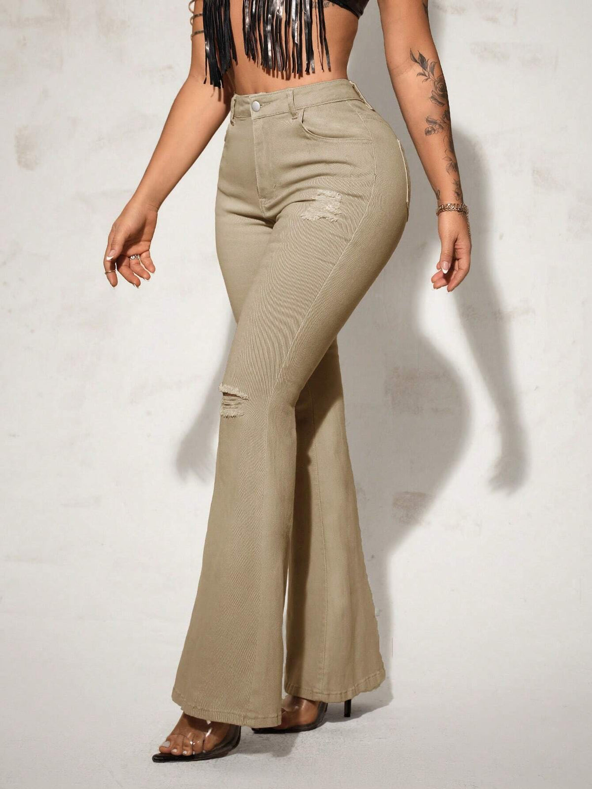 Jeans a gamba svasata vita alta con strappati